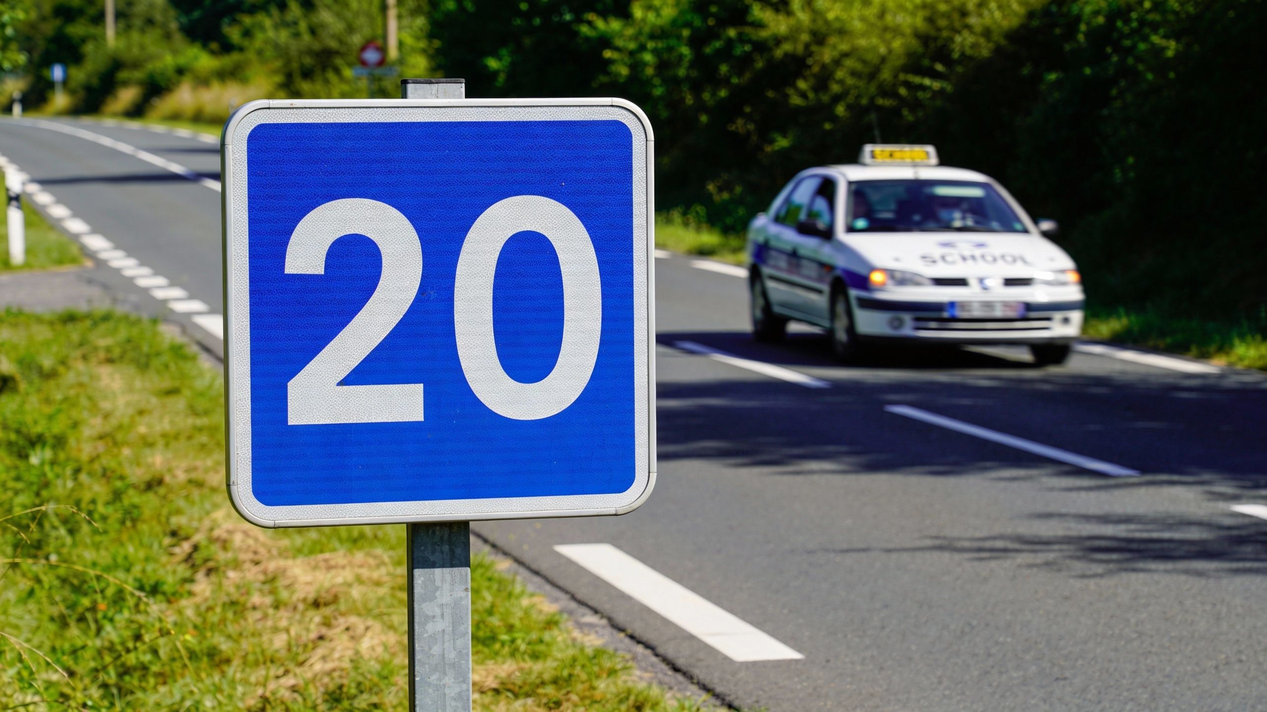 Panneau d’indication de vitesse conseillée : signification et règles