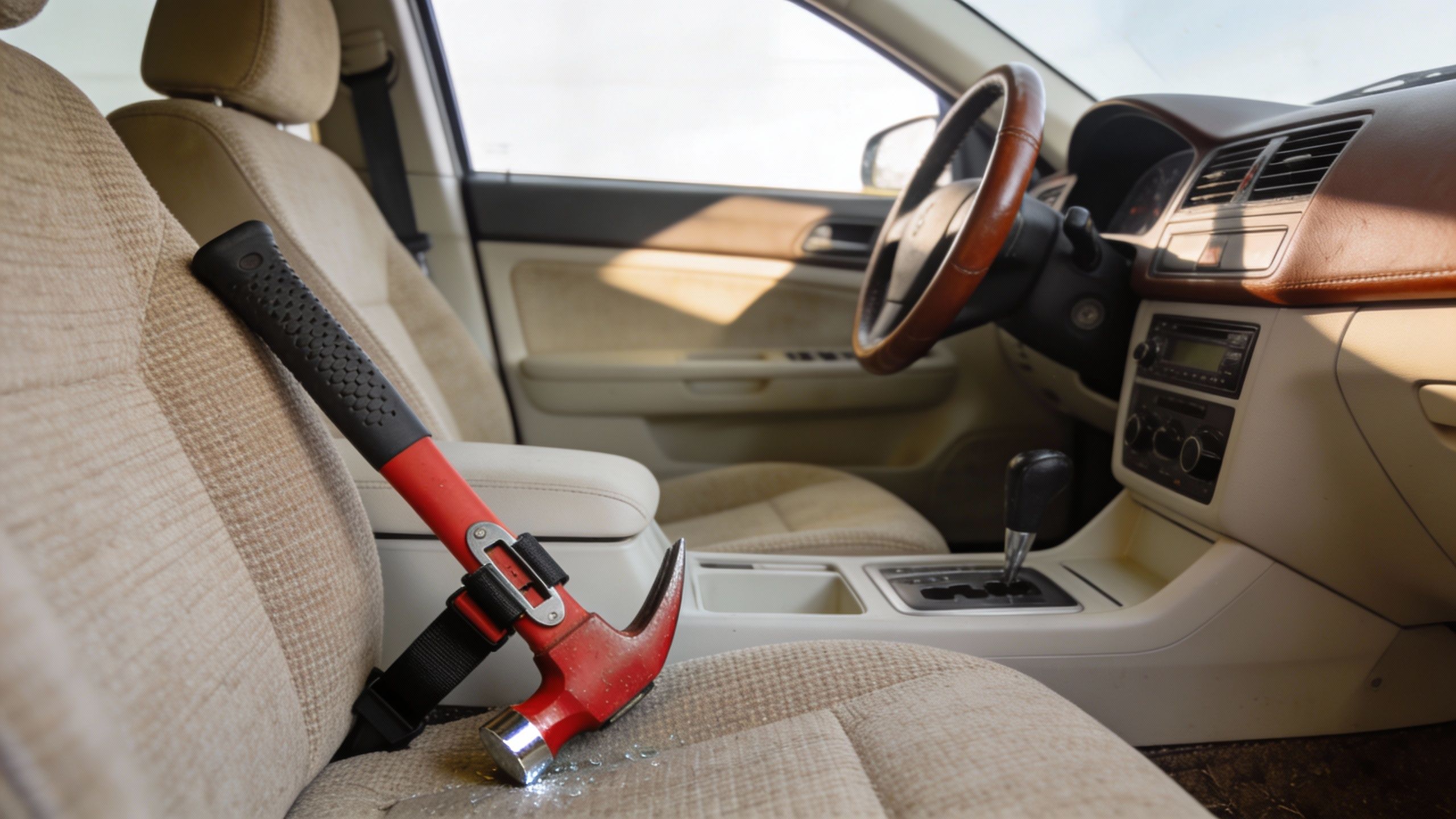 À quoi sert vraiment un marteau brise-vitre en voiture ?