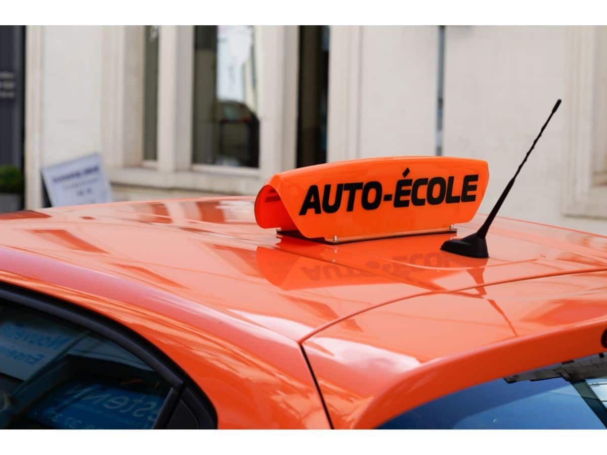 Les avantages d'apprendre à conduire avec une auto-école en ligne en 2023