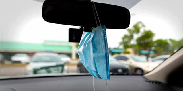 A-t-on le droit de conduire avec un masque accroché au rétroviseur de sa voiture ?