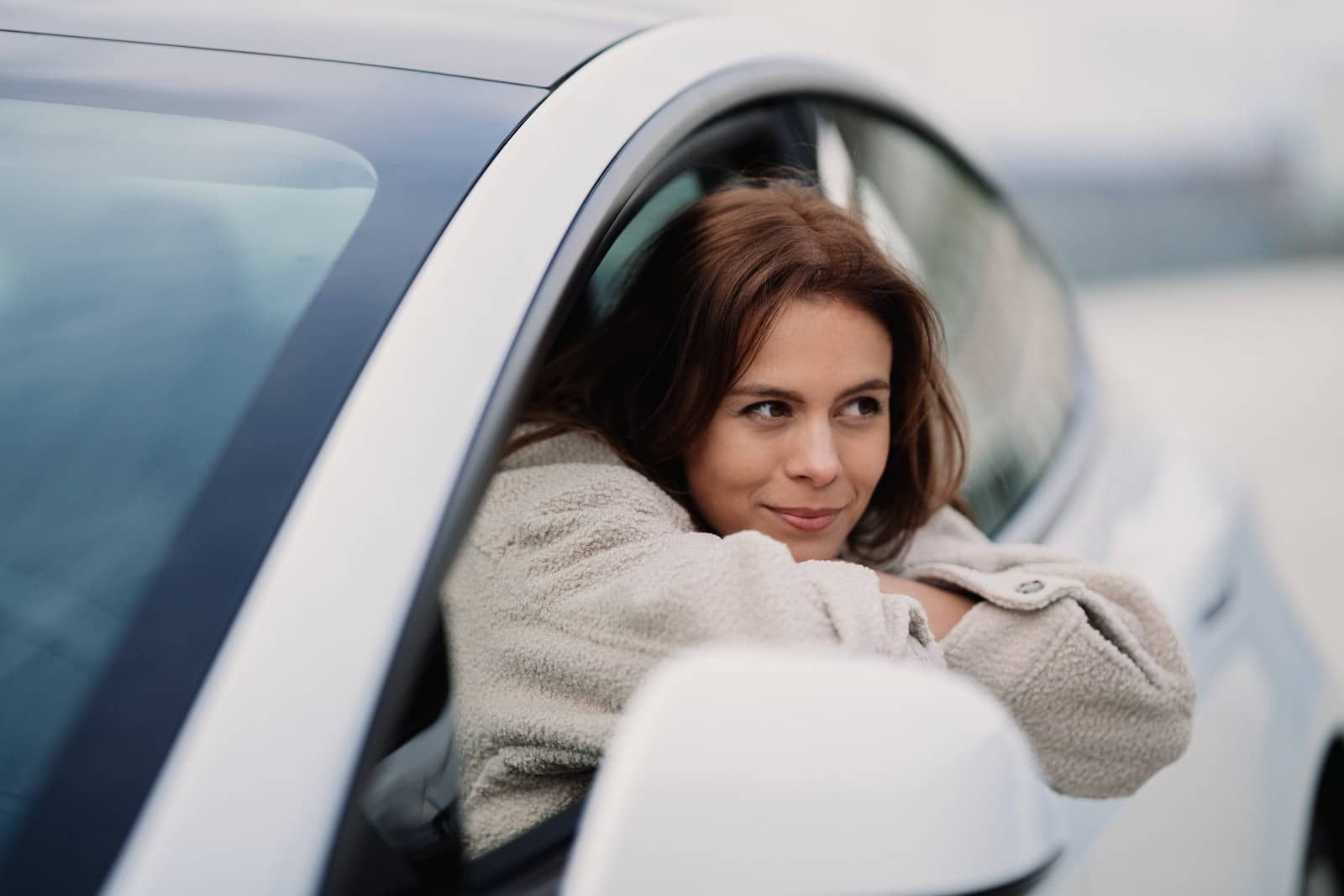 Pourquoi les femmes paient toujours moins cher leur assurance automobile que les hommes