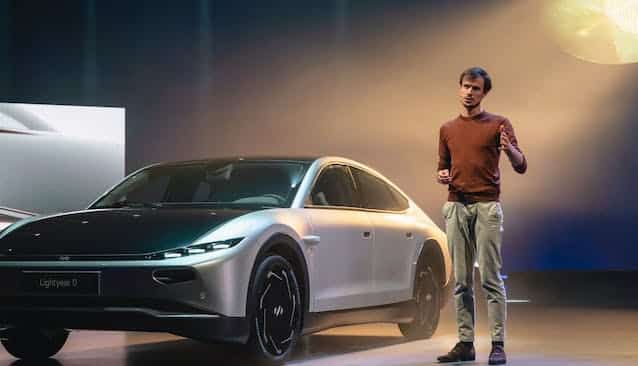 La première voiture à l’énergie solaire débarque en Europe