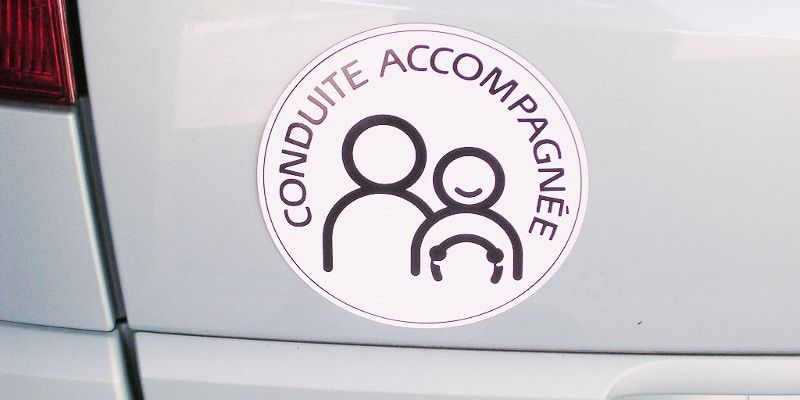 Disque adhésif pour la conduite accompagnée