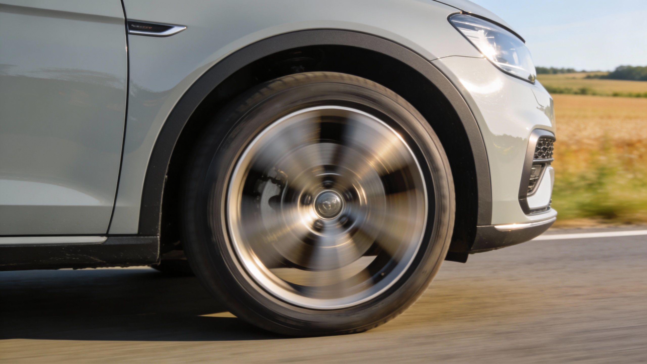 Bruit de roulement de voiture : causes, dangers et solutions