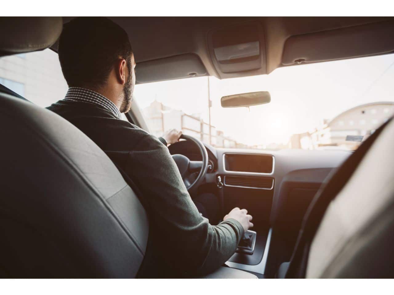 Les meilleures astuces pour maîtriser la conduite en ville en 2023